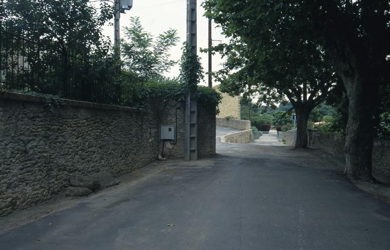 Mur sud sur la rue de la Fontaine.