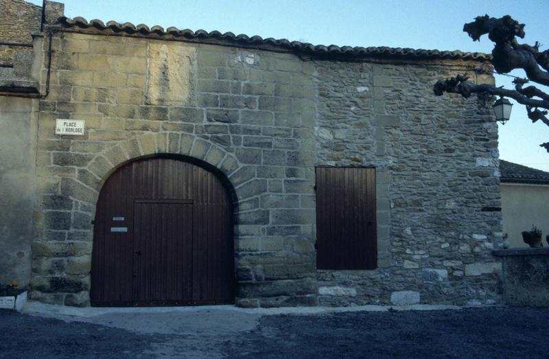 Façade ouest, entrée de l'ancien château sur la place.