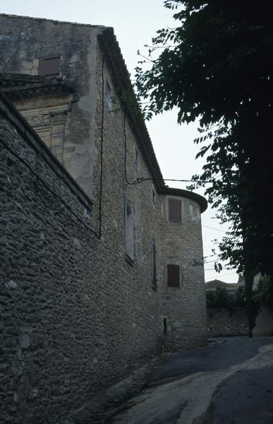 Façade est rue des remparts et tour nord-est.