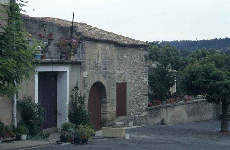 Façade ouest, portail sur la place de l'Horloge.