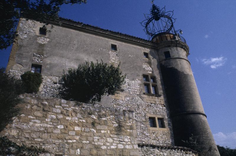 Façade latérale ouest avec tour horloge.