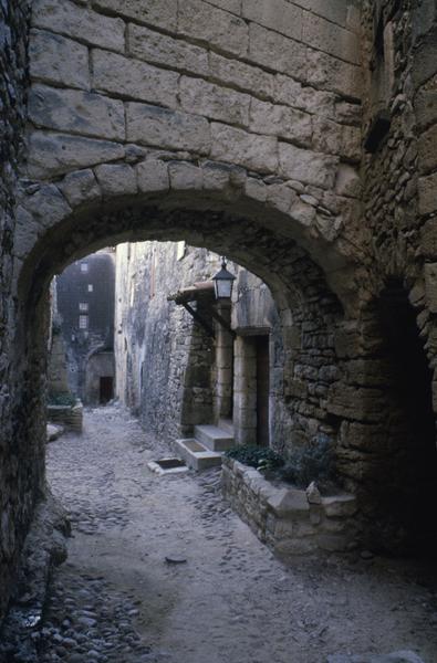 Vue vers la façade arrière, passage couvert.