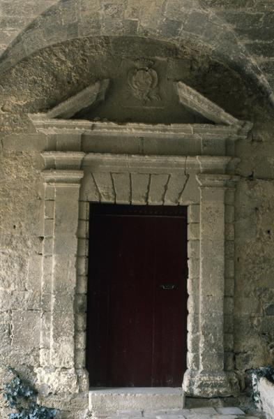 Porte sous le passage couvert.