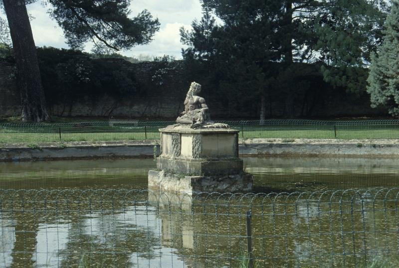 Terrasse haute : statue en zinc.