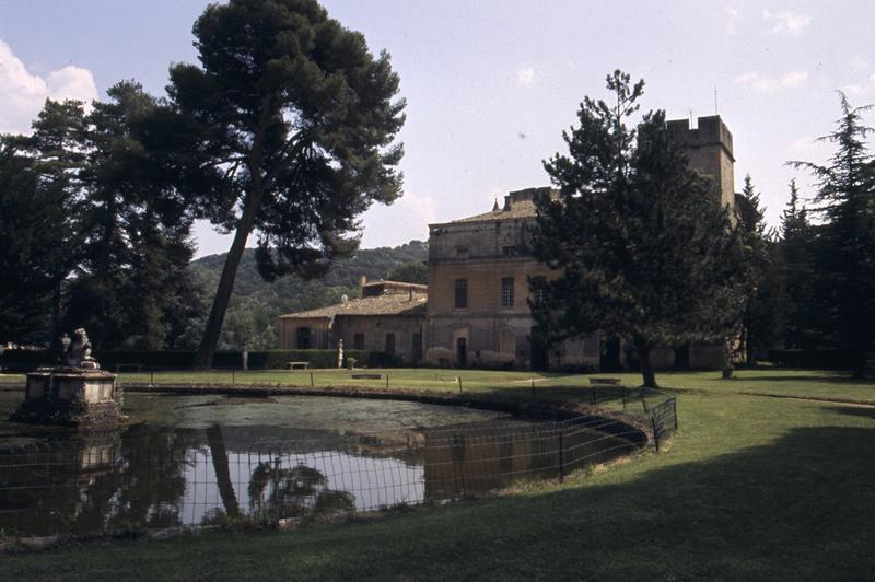 Terrasse haute et château côté nord.