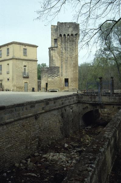 Douves côté sud-ouest.