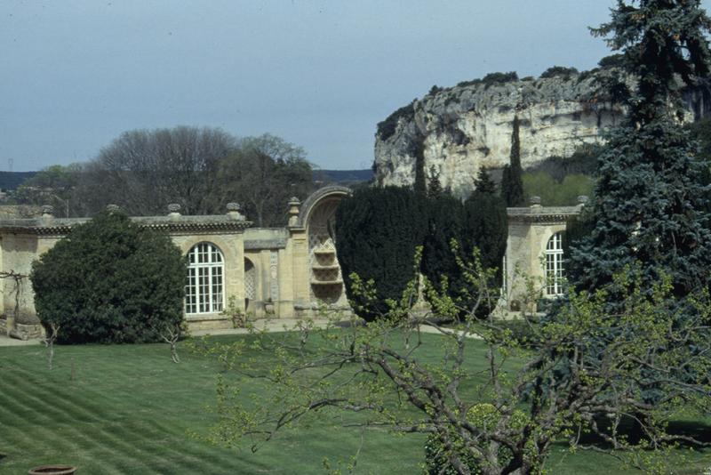 Terrasse basse : orangerie et nymphée.