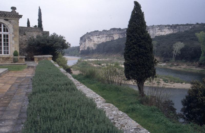 Terrasse basse et le Gardon.