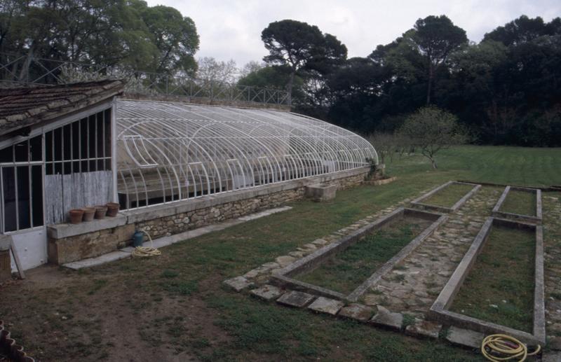 Serre et potager.