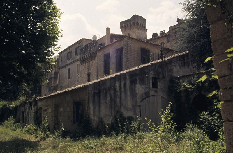 Château côté est et caves.