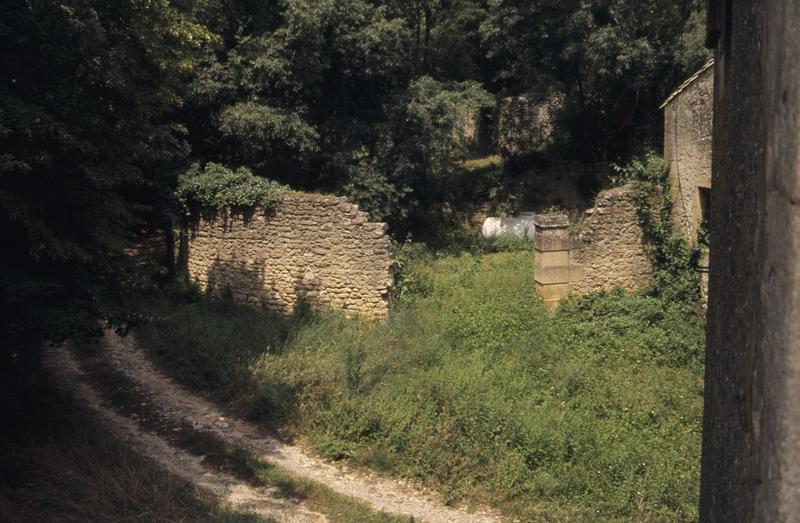 Enclos muré, parcelle D 30.