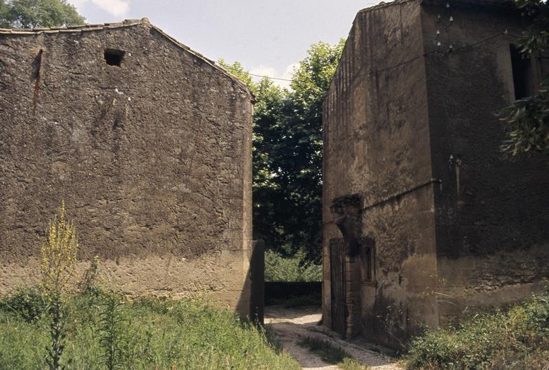 Magnanerie et chapelle.