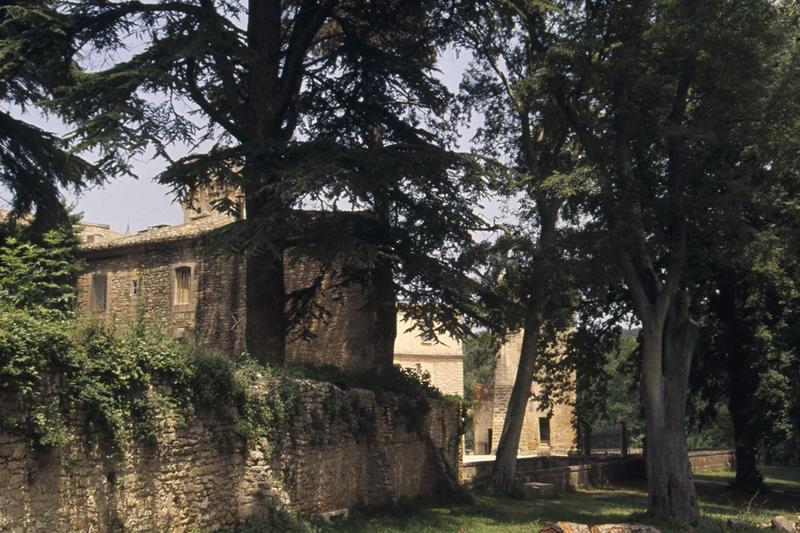 Vue depuis la chapelle vers le portail d'entrée.