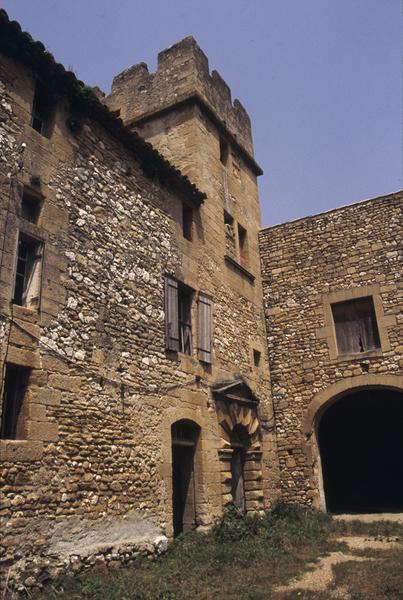 Ferme : cour côté ouest.