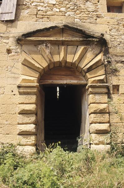 Ferme : cour, porte.