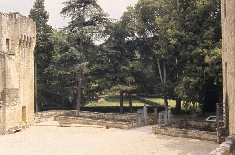 Cour : portail et tour isolée.