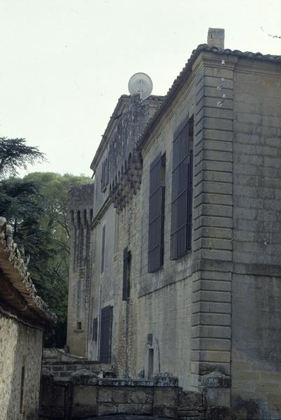 Côté est, tour isolée au fond.