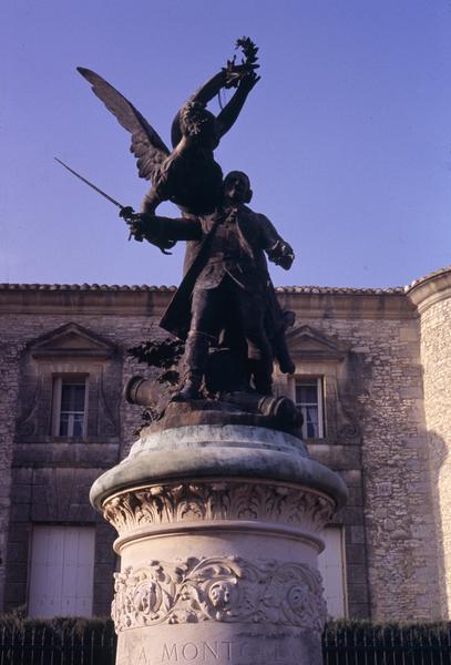 Monument inauguré en 1910 : vue de la base en pierre par Paul Chabert, architecte.