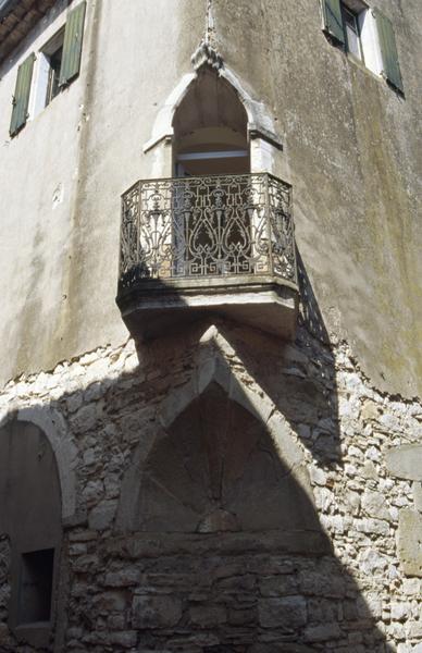 Trompe d'angle et balcon.