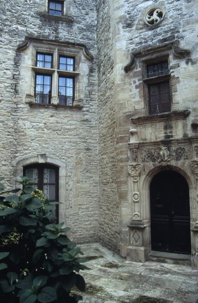 Façade sur cour : entrée.