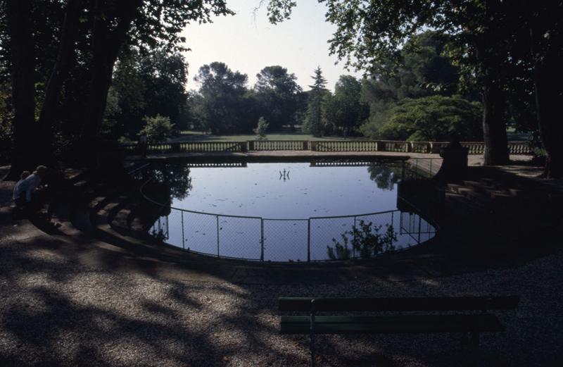 Parc : terrasse et pièce d'eau.