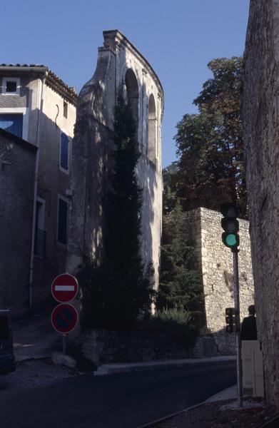 Château d'eau : route au nord de celui-ci et élévation complétant la composition.