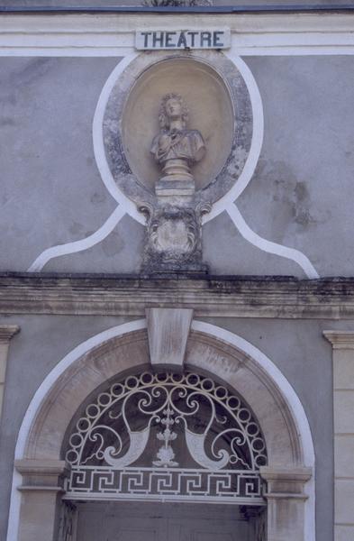 Théâtre : détail de l'entrée.