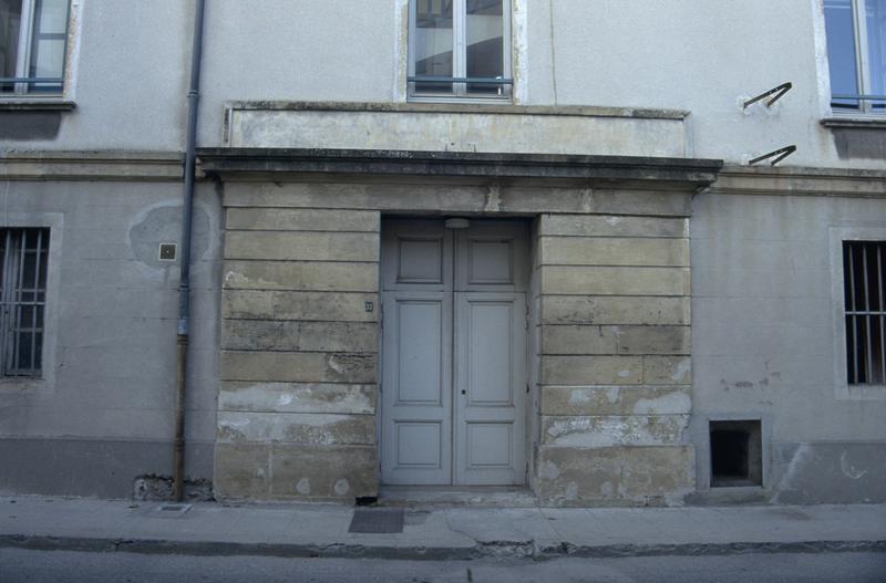 Façade sur rue, entrée latérale est.