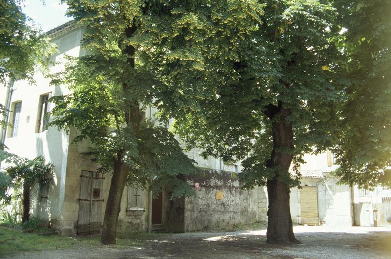 Cour, côté sud.