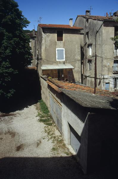 Cour, bâtiments côté ruelle.