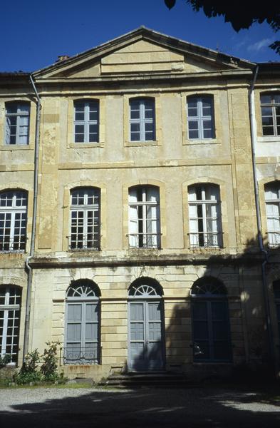 Façade sur cour, avant-corps central.