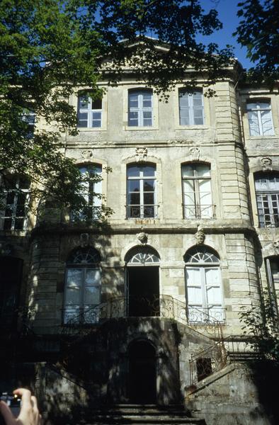 Façade sur jardin, avant-corps central.