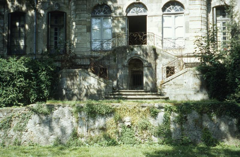 Perron sur jardin, mur de la 1e terrasse avec fontaine.