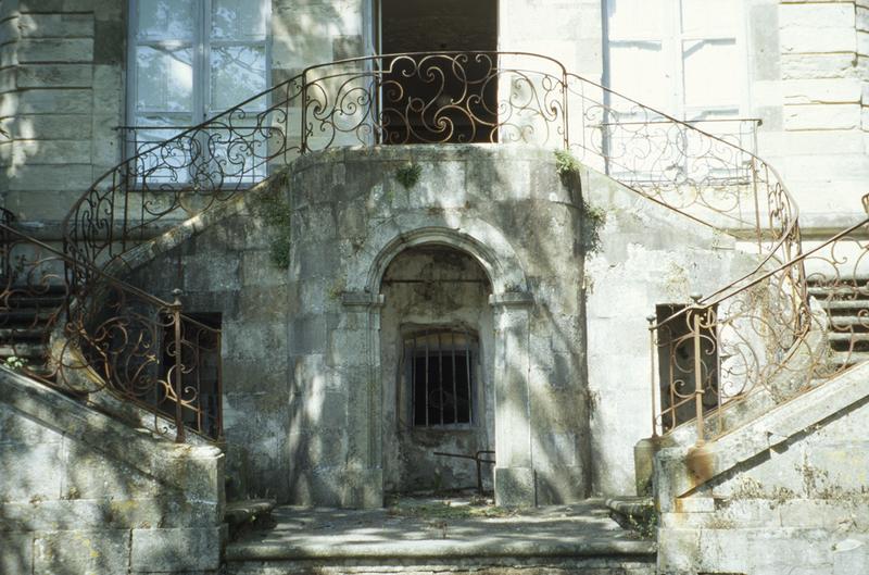 Façade sur jardin, perron à double révolution courbe.