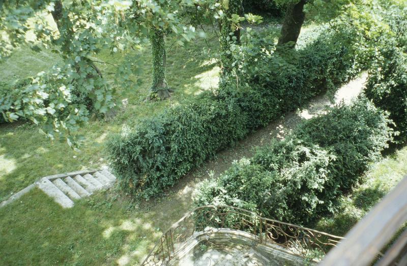 Jardin, allée conduisant au potager, côté sud.