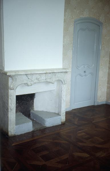 Vue intérieure, premier étage sur cour, côté sud : parquet provenant du rez-de-chaussée.