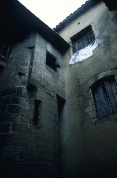 Rue du Bourguet, cour, escalier.