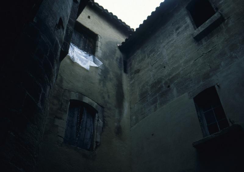 Rue du Bourguet, cour, façade.