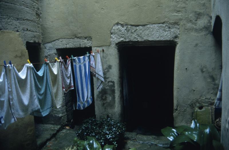 Rue du Bourguet : cour, porte.