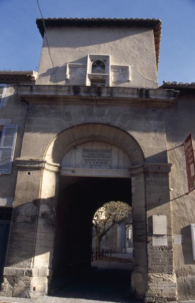 Entrée, rue de la République.