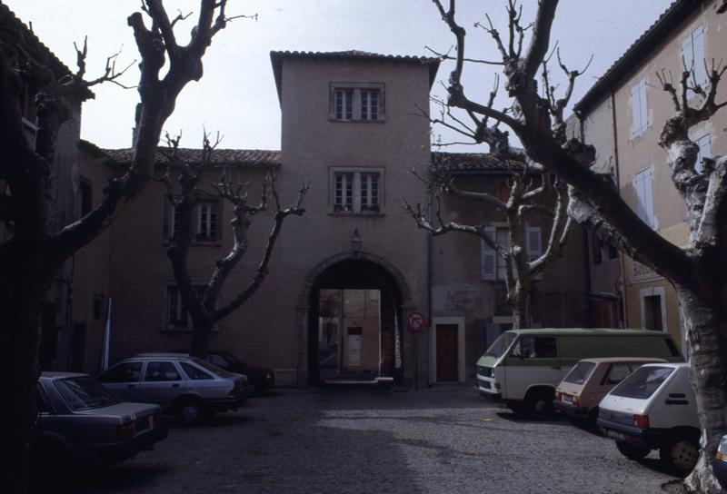 Entrée, rue de la République, vue depuis la place de la chartreuse.