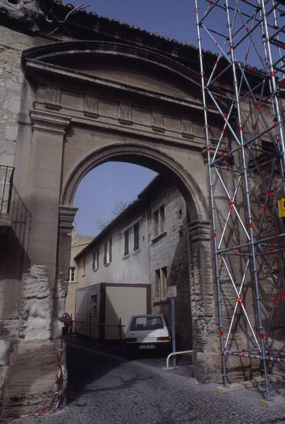 Porte de la place de la chartreuse vers la rue de l'Amelier.