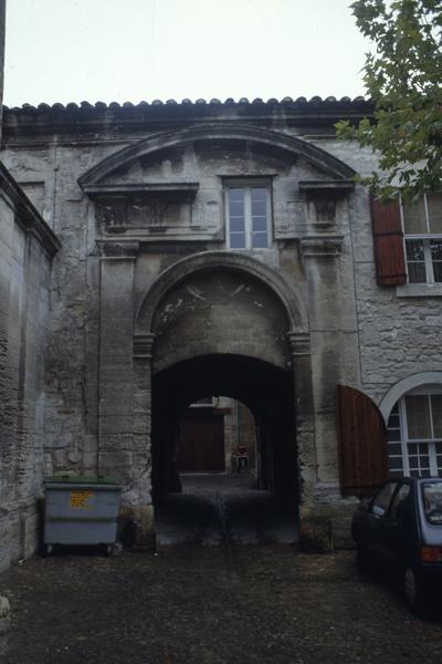 Porte de la place de la chartreuse vers la rue des Greniers.