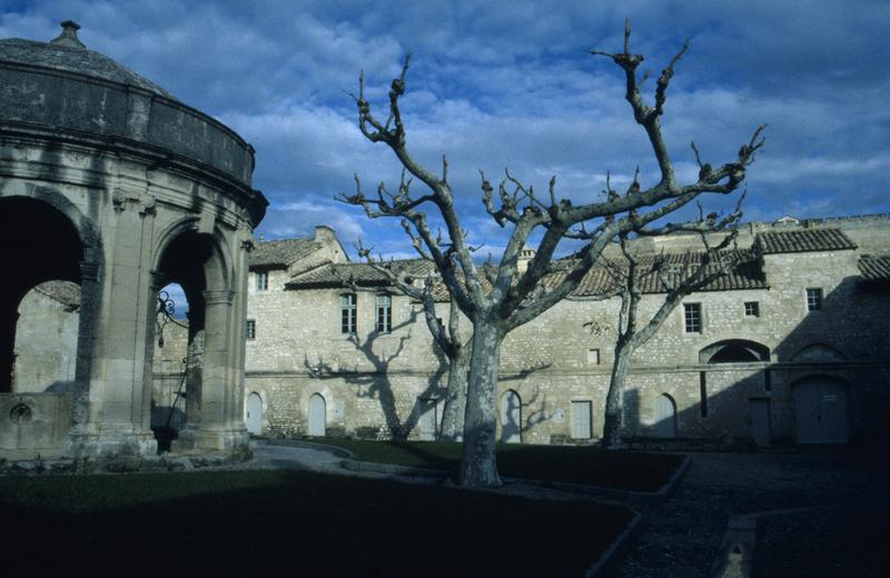 Cloître Saint-Jean.