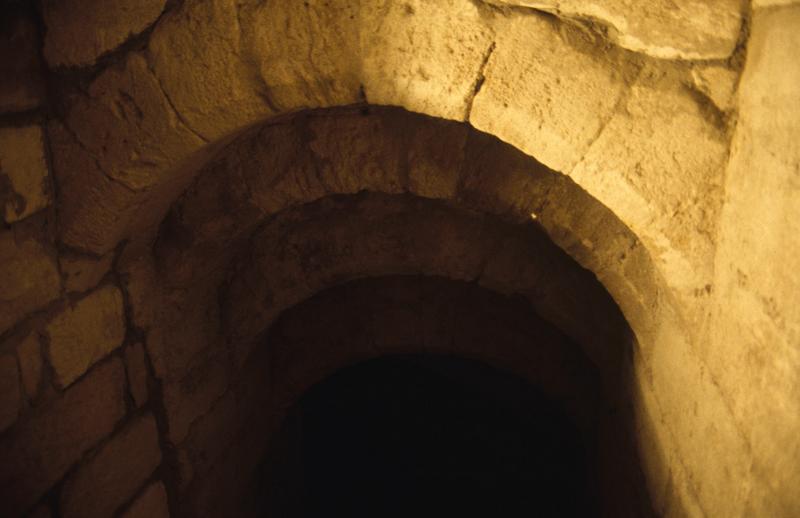 Rue Montée-du-Fort, vue intérieure : descente à la cave.