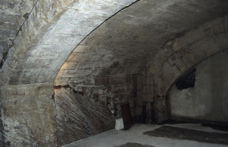 Rue Montée-du-Fort, vue intérieure : cave, mur de la parcelle 376.