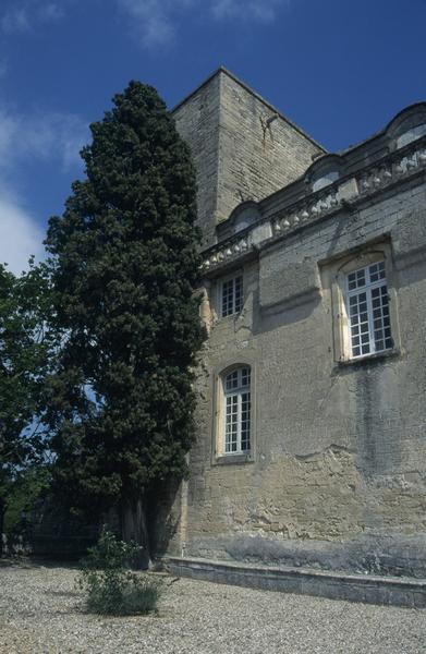 Façade nord sur terrasse, angle nord-est.