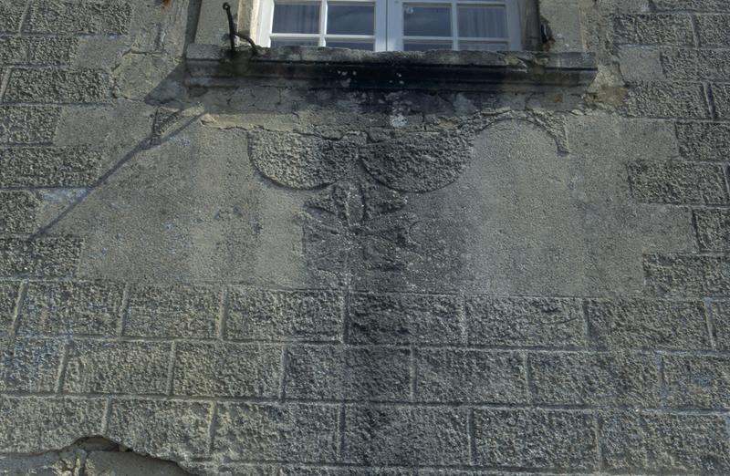 Façade nord sur terrasse, enduits, détail des motifs situés sous la baie.