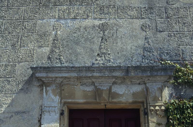 Façade nord sur terrasse, enduits, détail des motifs décoratifs.