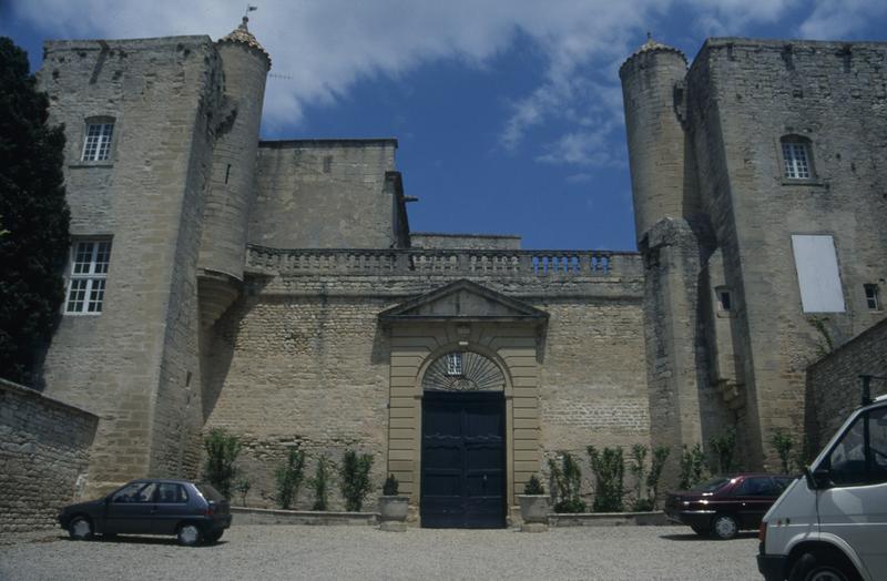 Entrée sur la cour, côté est.